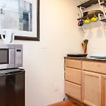 Beautiful Historic Townhouse W/ Backyard