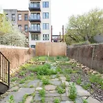 Beautiful Historic Townhouse W/ Backyard