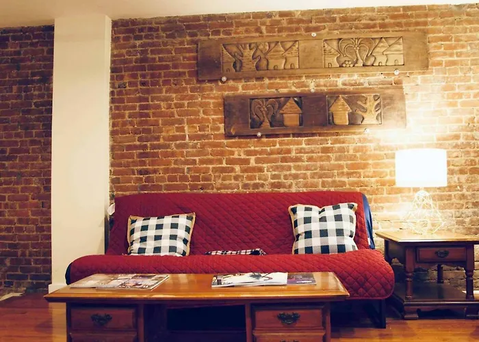 Beautiful Historic Townhouse W/ Backyard